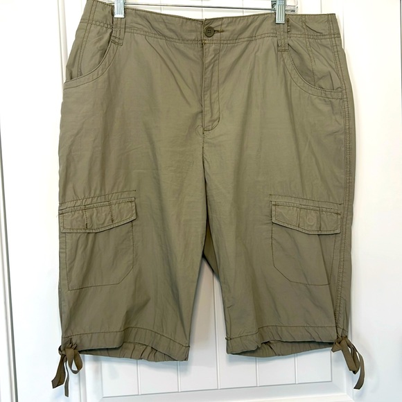 Caribbean Joe, island supply company Sz 16, 100% cotton, cargo shorts, plus size - Picture 1 of 7